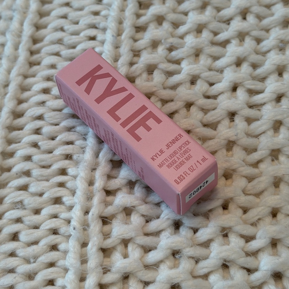 Kylie Jenner Mini Pink Lip Gloss in shade Kylie 808 - Picture 3 of 4